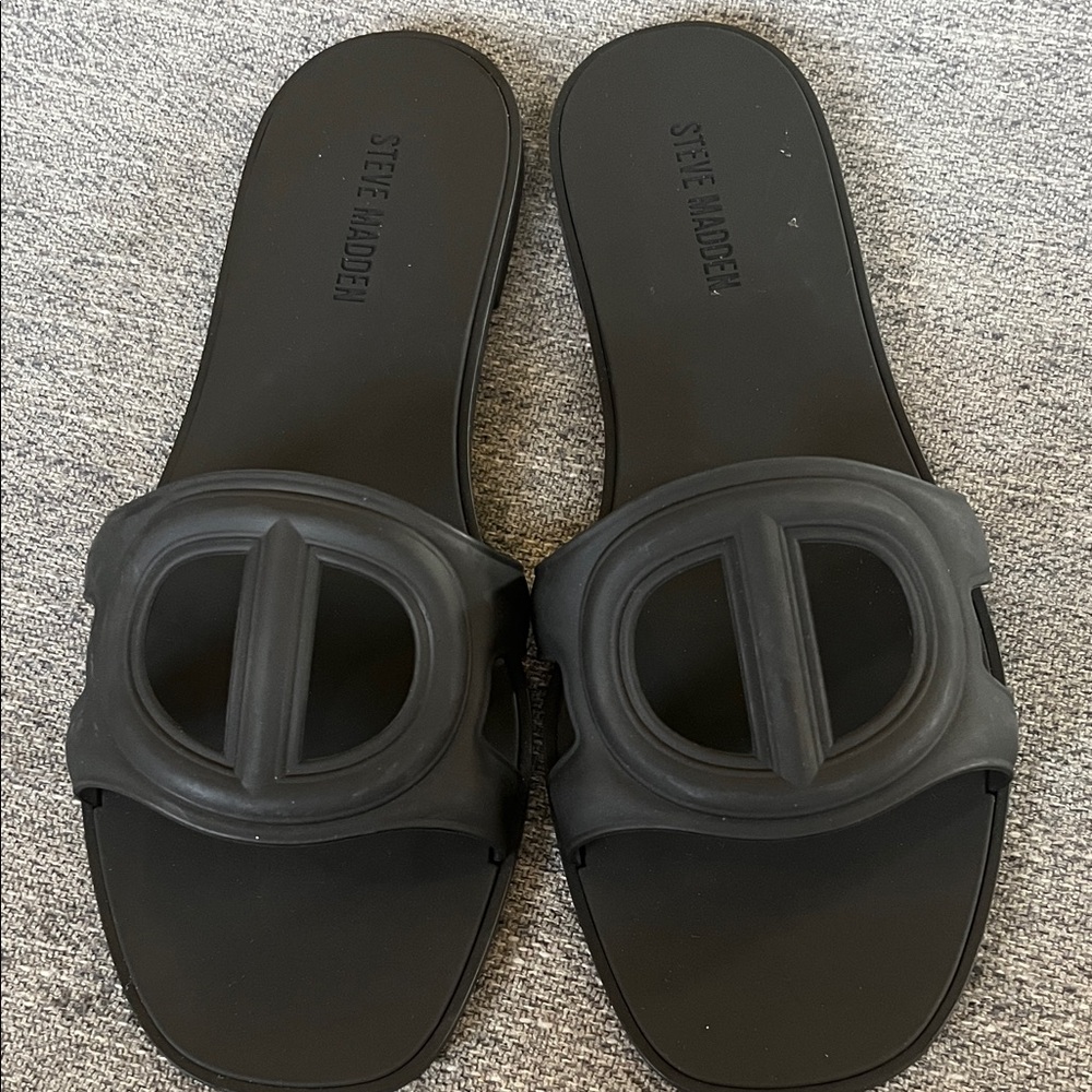 Steve Madden Black Slide Sandals with Teardrop Cutout - Picture 2 of 4